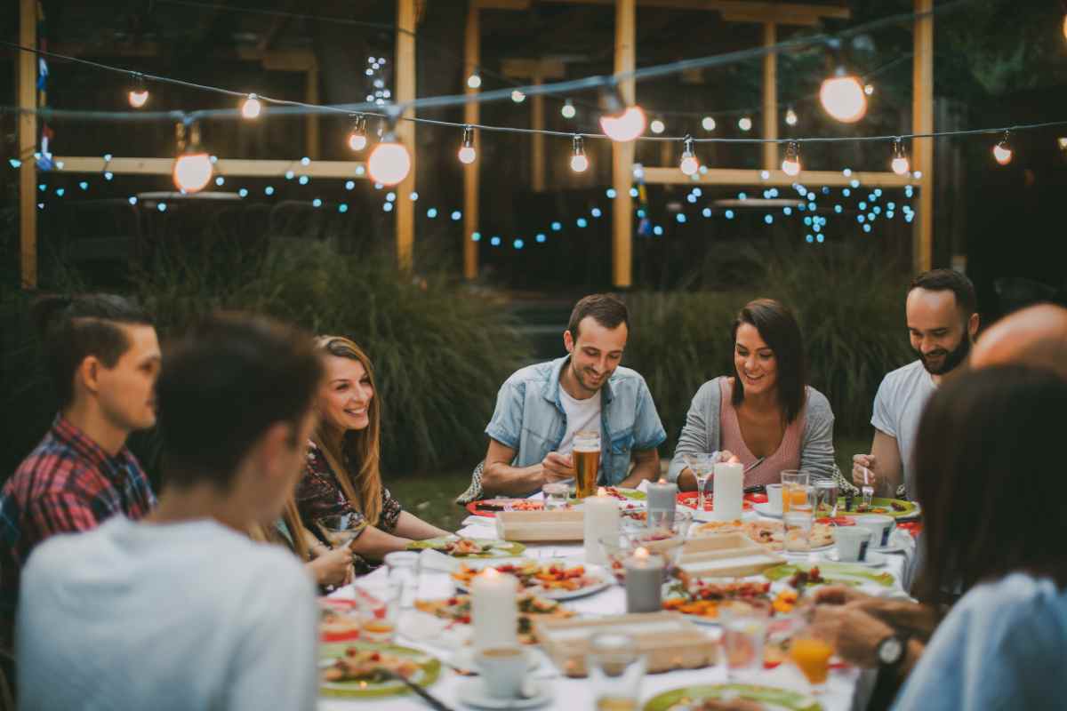 Mangiare insieme agli altri ci rende felici