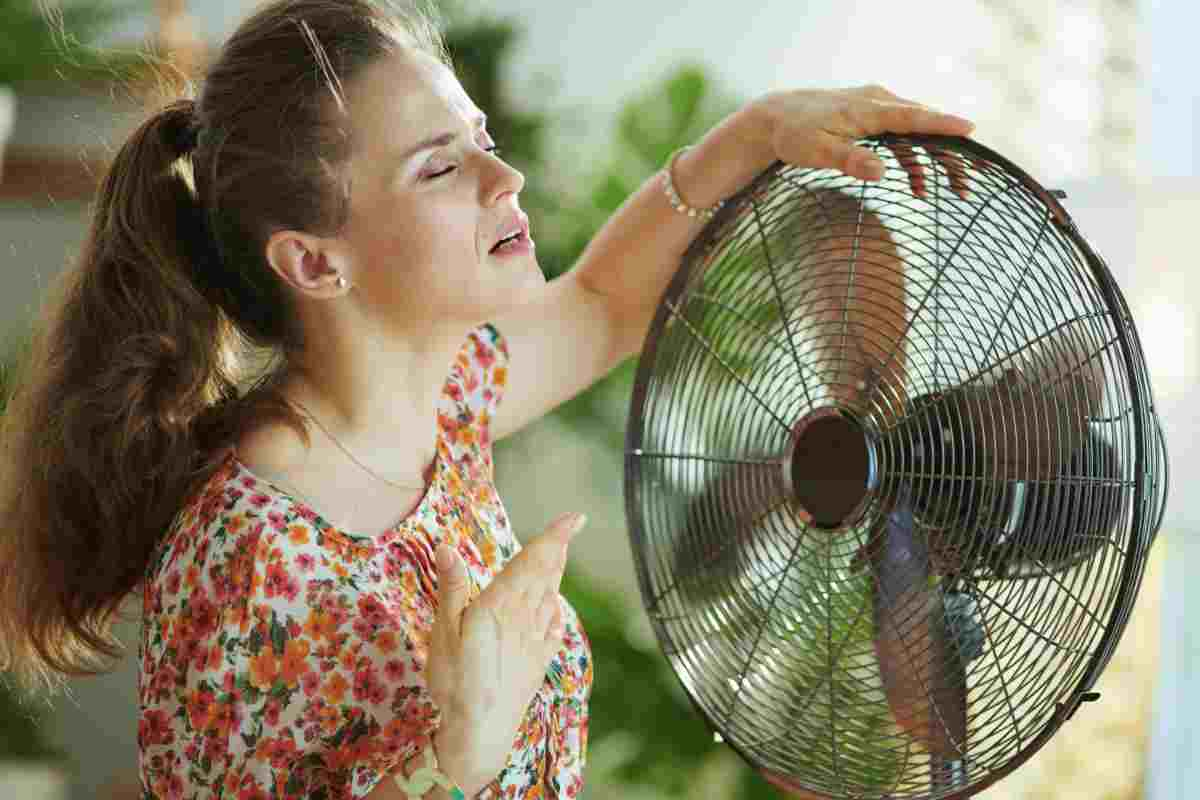 Donna si rinfresca con ventilatore