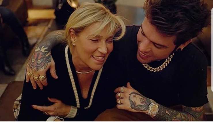 fedez abbraccia la mamma